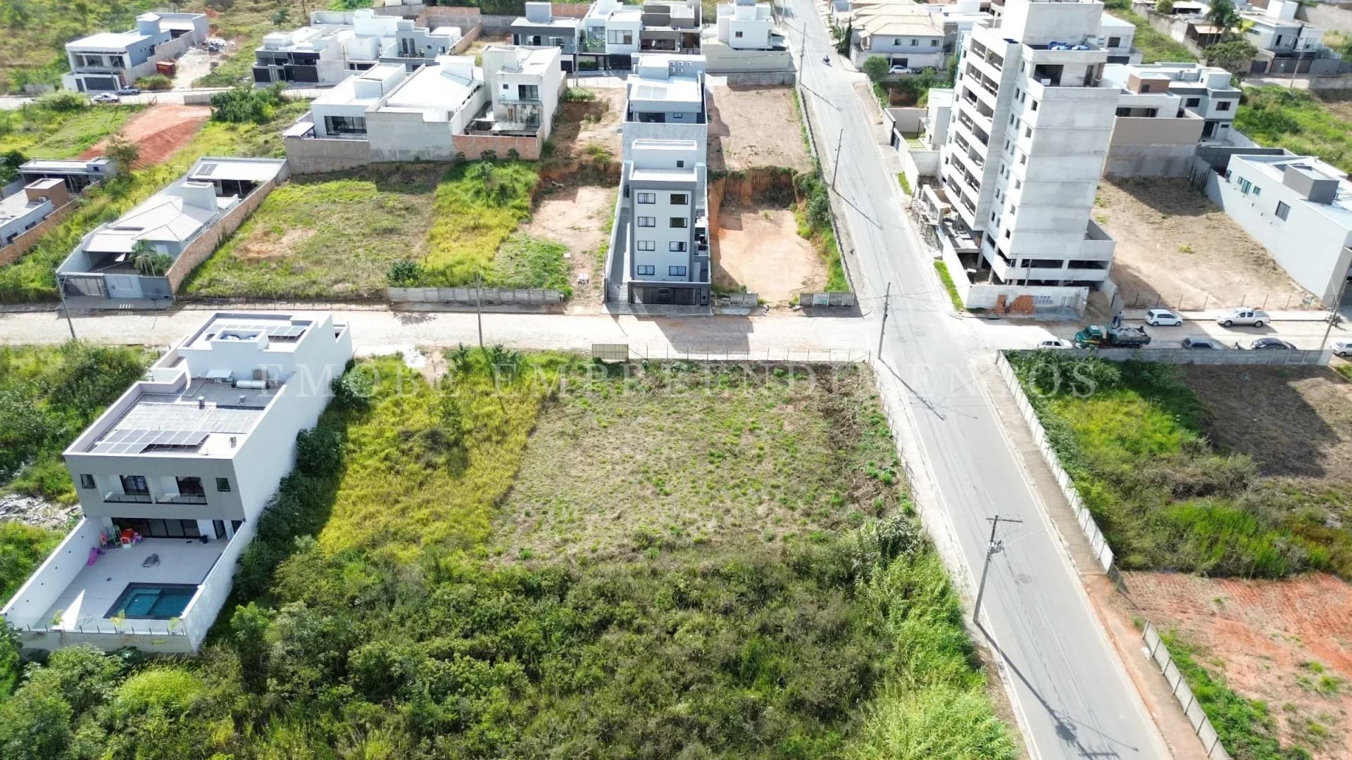 Lote com 1050 m² com ótima topografia - Tropical
