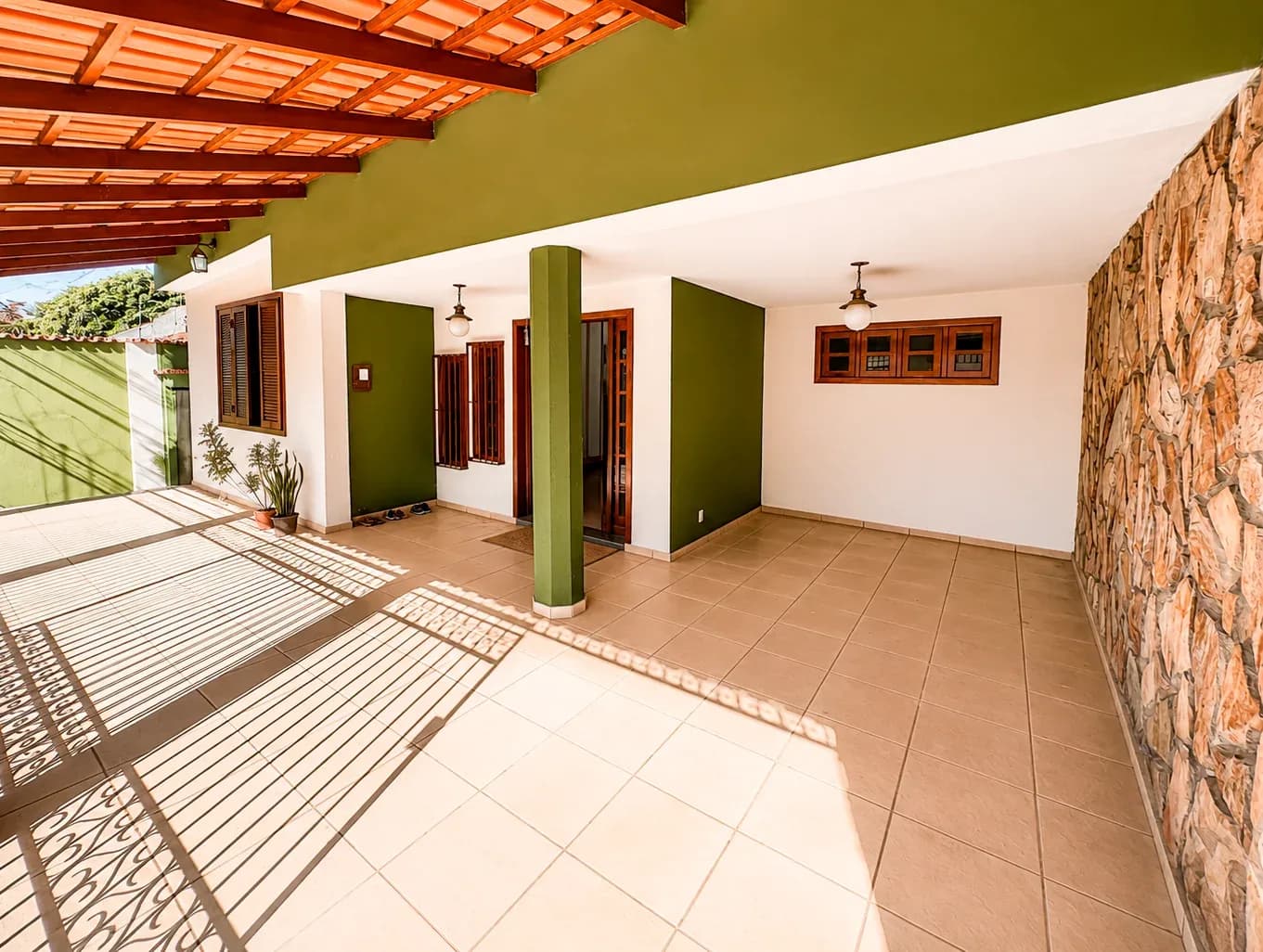 Casa com amplo quintal - Lourdes