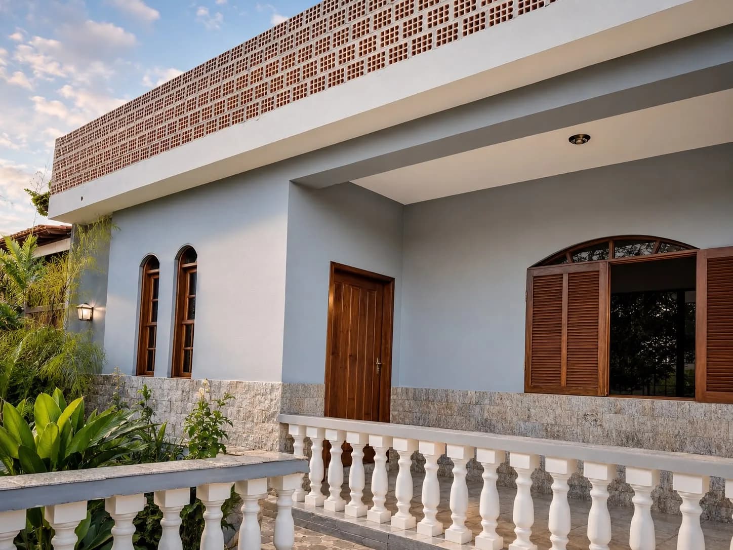 Casa com amplo quintal no bairro Aeroporto