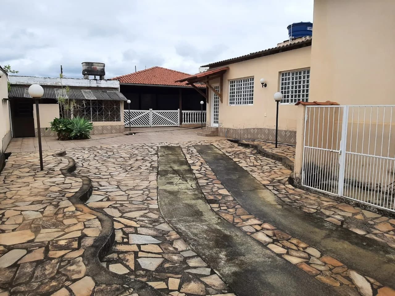 Casa com amplo quintal - Lourdes