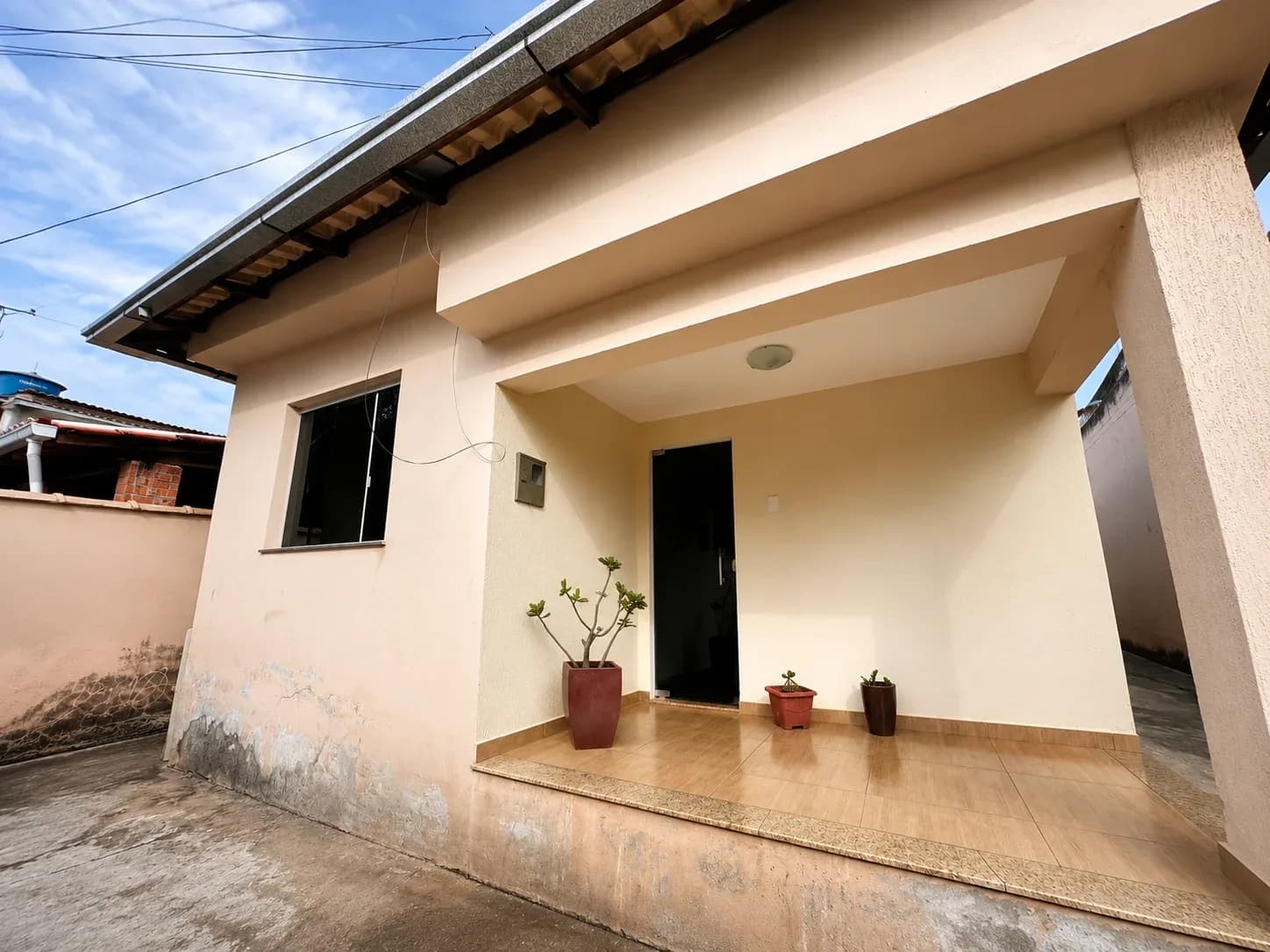 Casa com 3 quartos e 2 vagas - Leonane