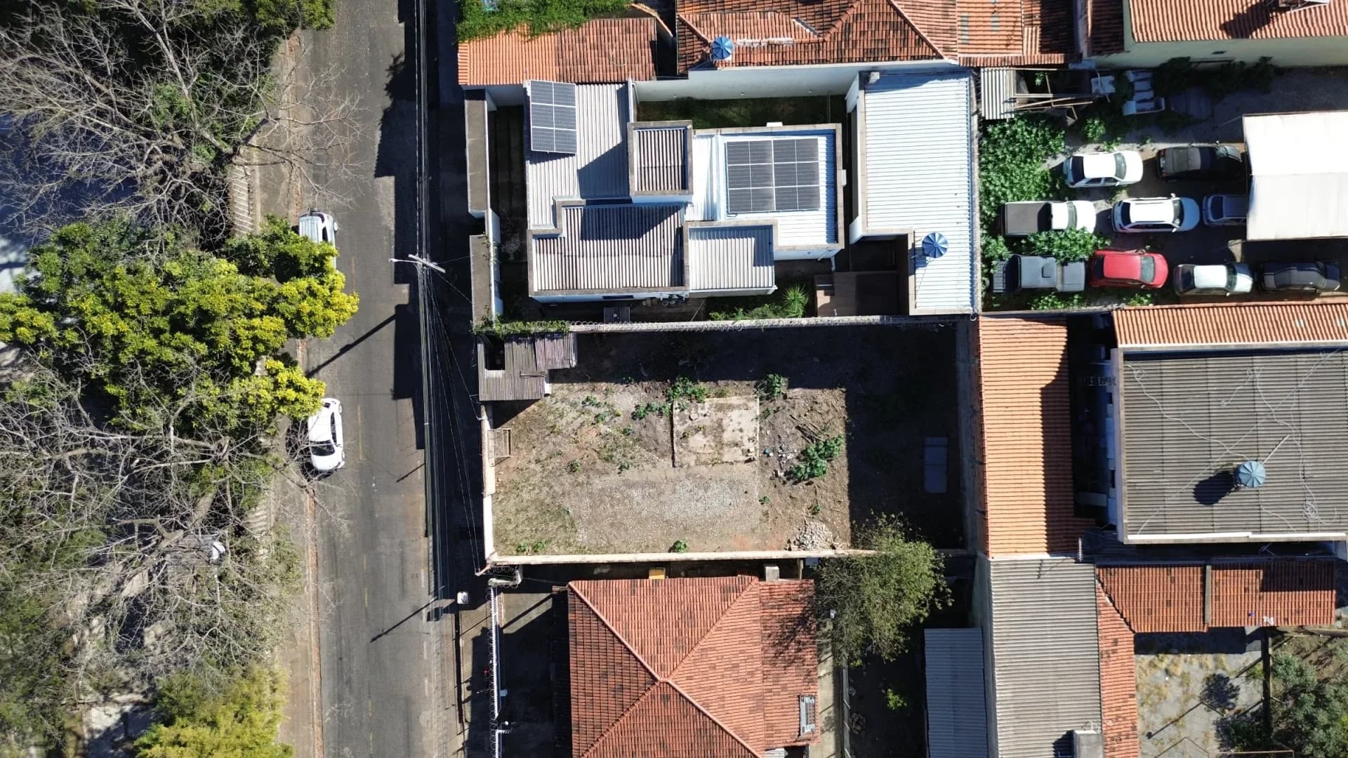 Lote com 300 m² todo murado - Santa Mônica.